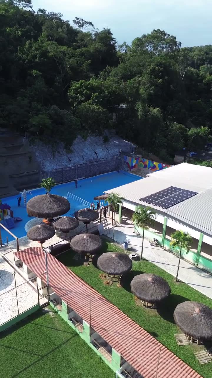 Sombra de sapê à beira da água